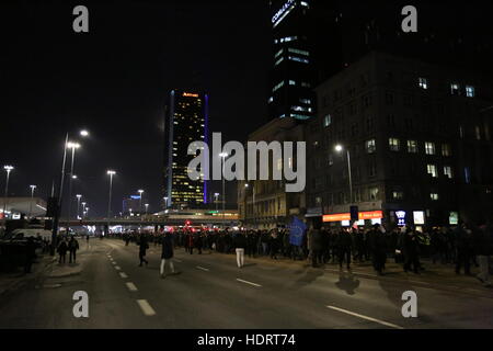 Varsavia, Polonia. Xiii Dec, 2016. Decine di migliaia di partecipanti della democrazia Comitato di difesa (KOD) detenute marcia di protesta con lo slogan 'Stop devastazione della Polonia' contro che disciplinano PiS-party (Prawo i Sprawiedliwosc). KOD rappresentante Mateusz Kijowski manifestazione svoltasi presso il PiS HQ. © Madeleine Lenzo/Pacific Press/Alamy Live News Foto Stock