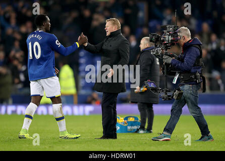 Everton's Romelu Lukaku (sinistra) festeggia con Everton manager Ronald Koeman (centro) dopo il fischio finale durante il match di Premier League a Goodison Park di Liverpool. Foto Stock