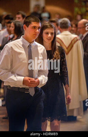 Formalmente vestiti teens partecipare in massa di conferma ad una Laguna Niguel, CA, chiesa cattolica. Nota abito bianco. Foto Stock