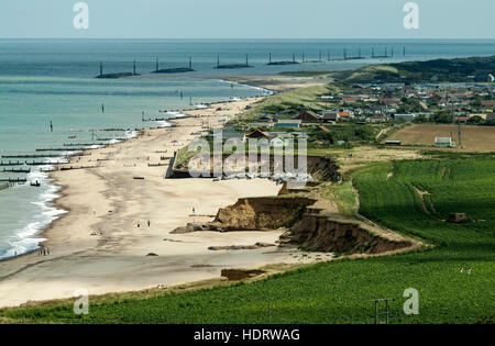 Costa del Mare del Nord a Happisburgh, NORFOLK REGNO UNITO, mostrando scogliere offshore in lontananza sul mare Palling. Foto Stock