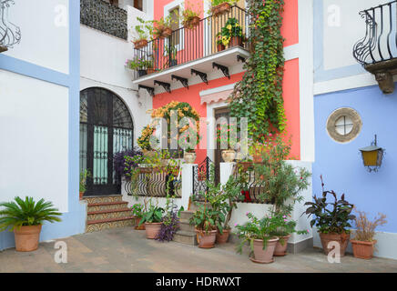 Case colorate, cittadina Lipari, Isola di Lipari, Isole Eolie, Sito Patrimonio Mondiale dell'UNESCO, Sicilia, Italia, Mediterraneo, Europa Foto Stock