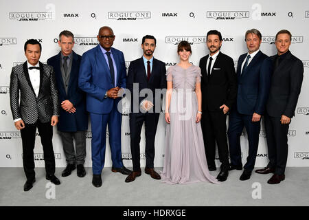 Il cast di (sinistra-destra) Donnie Yen, Ben Mendelsohn, Forest Whitaker, Riz Ahmed, Felicity Jones, Diego Luna, Mads Mikkelsen e Alan Tudyk assistere ad una speciale proiezione di Rogue uno: Star Wars Storia al BFI IMAX, Londra. Stampa foto di associazione. Picture Data: martedì 13 dicembre, 2016. Vedere PA storia SHOWBIZ Rogue uno. Foto di credito dovrebbe leggere: Ian West/PA FILO Foto Stock