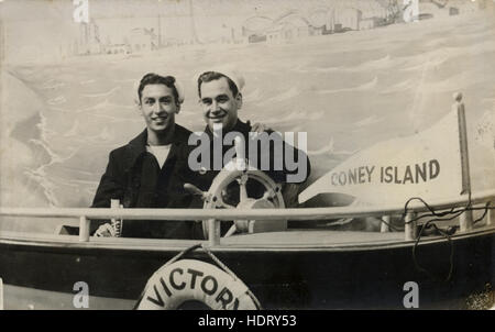 Antique c1910 fotografia, due uomini in un souvenir cartoline fotografiche da Coney Island, Brooklyn, New York City, Stati Uniti d'America. Fonte: originale stampa fotografica. Foto Stock