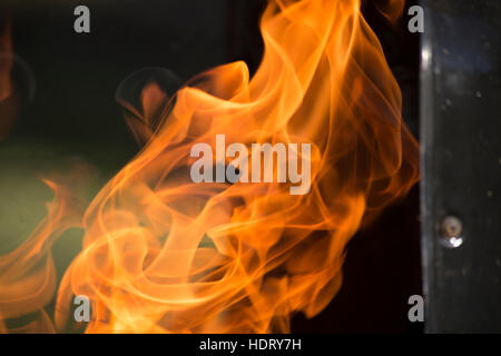 Close-up di fiamme riprese dalla griglia Foto Stock