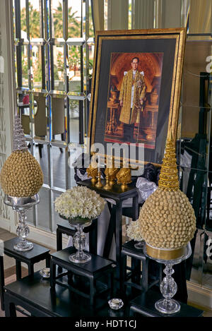 Hotel foyer omaggio alla altamente venerato defunto Re della Tailandia Bhumibol Adulyadej che morì il 13 ottobre 2016. Foto Stock