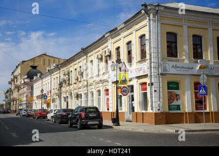 Vista di vecchi edifici. La città di Astrakhan nella Russia meridionale della città si trova sulle rive del fiume Volga Foto Stock