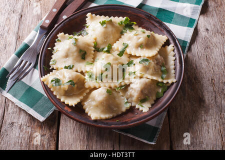 Ravioli di italiano su una piastra con erbe aromatiche. vista orizzontale dal di sopra, stile rustico Foto Stock