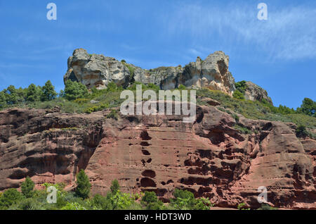 Siurana è un mondo di classe destinazione di arrampicata. Ci sono le pareti scoscese, lastre, sovrasta e altri calcare landforms nelle montagne di Prades ricoperta Foto Stock