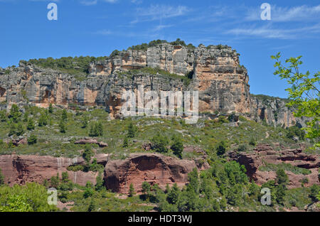 Siurana è un mondo di classe destinazione di arrampicata. Ci sono le pareti scoscese, lastre, sovrasta e altri calcare landforms nelle montagne di Prades ricoperta Foto Stock