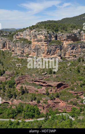 Siurana è un mondo di classe destinazione di arrampicata. Ci sono le pareti scoscese, lastre, sovrasta e altri calcare landforms nelle montagne di Prades ricoperta Foto Stock