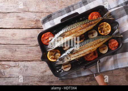 Grigliata di pesce di sgombri in padella con verdure. vista orizzontale dal di sopra Foto Stock