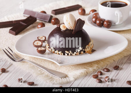 Bella torta al cioccolato con nocciole e caffè sul tavolo orizzontale. Foto Stock