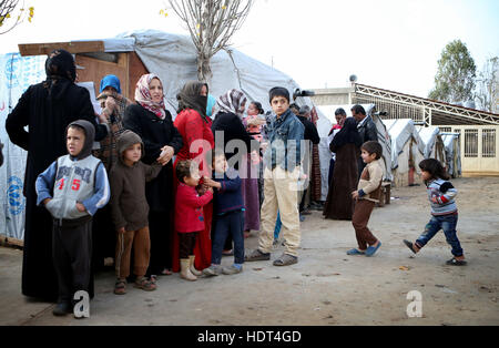 Rifugiati siriano attendere per vedere il dottor Michael Meshref dalla Caritas mobile clinica medica in un campo di rifugiati nei pressi di Taalabaya nella valle della Bekaa. Foto Stock