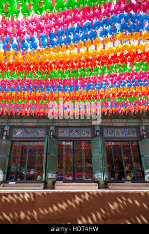 Colorate lanterne di carta e abbellita da esterno del tempio Jogyesa a Seul, in Corea del Sud. Lanterne sono impostati per il Buddha il compleanno. Foto Stock