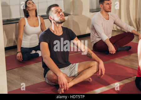 Gruppo di persone che fanno lo yoga exersice Foto Stock