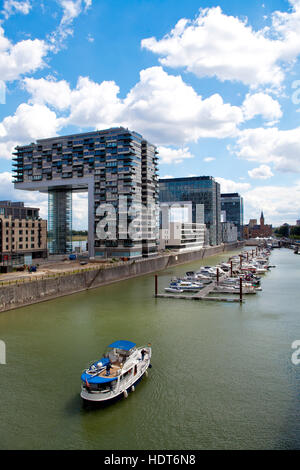 L'Europa, Germania, Colonia, la Gru case a Rheinau Harbour, architetto Hadi Teherani Foto Stock