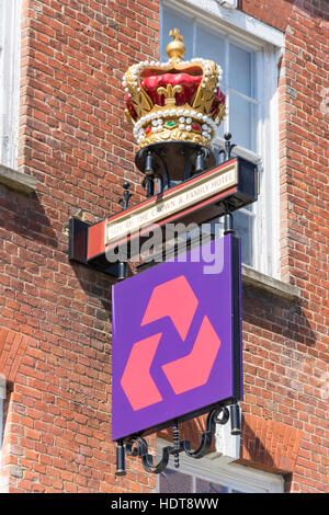 NatWest Bank firmare sul sito del Crown & Family Hotel, High Street, Guildford, Surrey, England, Regno Unito Foto Stock