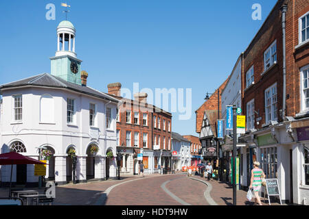 Il 'Pepperpot' Clock Tower, High Street, Godalming, Surrey, England, Regno Unito Foto Stock