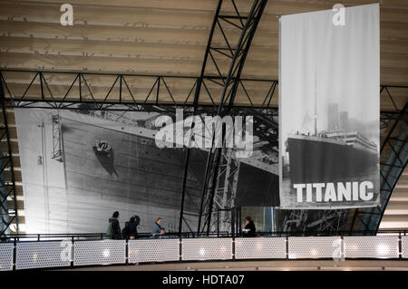 All'interno di Titanic Belfast Museo e Centro Visitatori, Titanic Quarter, Belfast, Irlanda del Nord, Regno Unito. Titanic Belfast esperienza. L'edificio è rivestito in Foto Stock