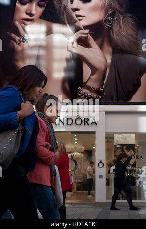 Pandora, uno dei negozi di Victoria Shopping Centre. Pandora gioiellerie. Victoria Square Shopping Centre in Belfast City Centre, Irlanda del Nord, Regno Unito Foto Stock