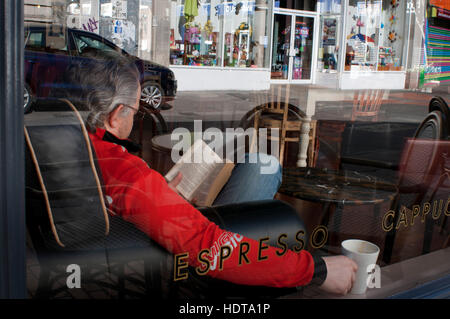 Riflessioni in una finestra di uno dei caffè nel centro di Belfast, Irlanda del Nord, Regno Unito. Mangiare fuori è uno dei grandi piaceri della vita. Si tratta di als Foto Stock