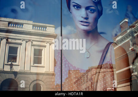 Riflessioni in una finestra di uno dei negozi nel centro di Belfast, Irlanda del Nord, Regno Unito. Il Belfast City Centre fornisce un sano mix di alta stree Foto Stock