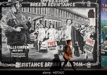 Murale politico a Falls Road Street, Belfast, Irlanda del Nord, Regno Unito. Razze di oppressione resistenza; resistenza porta la libertà. Murale nel Falls Road, Foto Stock