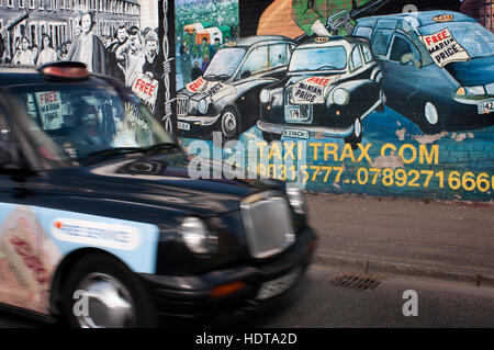 Belfast Black Taxi Tour nella parte anteriore di uno dei murales lealisti Falls Road Street, Belfast, Irlanda del Nord, Regno Unito. U.F.F. Murale, East Belfast " per come l Foto Stock