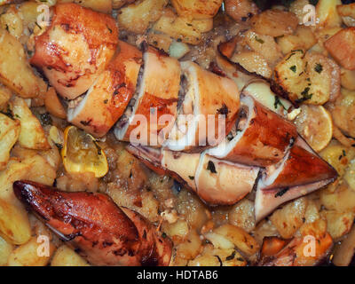 Calamari fritti ripieni di prosciutto formaggio e i tentacoli Foto Stock