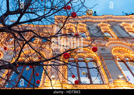 Le decorazioni di Natale di fronte illuminata la facciata della Central Department Store GUM sulla Piazza Rossa di Mosca, Russia. Foto Stock