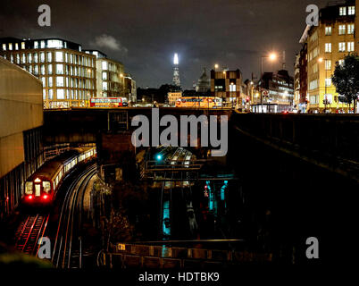 Stazione di Farringdon tubo il treno di Shard illuminato di notte Foto Stock