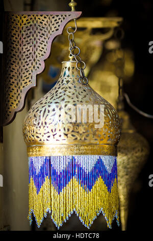 Decorativo tradizionale arabo lanterna appeso su una catena di metallo Foto Stock