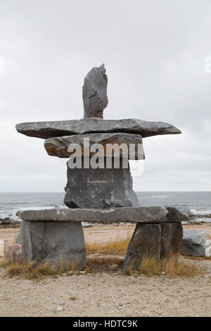 Un Inukshuk sulle rive della Baia di Hudson in Churchill, Canada. Inukshuk sono pietre permanente eretto da la Gente delle Prime Nazioni. Foto Stock