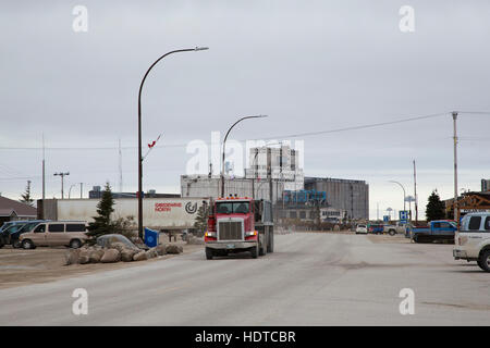 Carrello su una strada di Churchill, Canada. Foto Stock