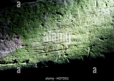 Iscrizioni runiche all'interno di Unstan Cairn, Isole Orcadi Foto Stock