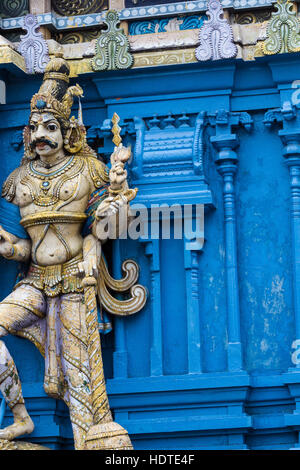 Primo piano i dettagli sulla torre di un tempio indù dedicato a Shiva in Colombo, Sri Lanka. Foto Stock