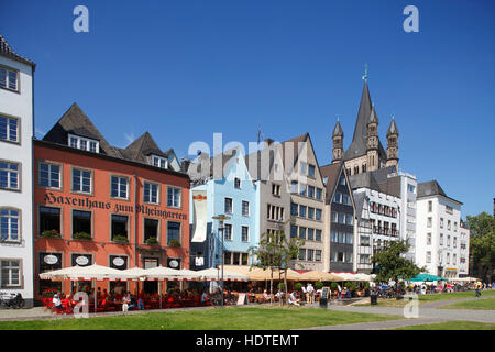 Case e ristoranti lungo il fiume Reno banca, Grande chiesa di S. Martino dietro, Colonia, nella Renania settentrionale-Vestfalia, Germania Foto Stock