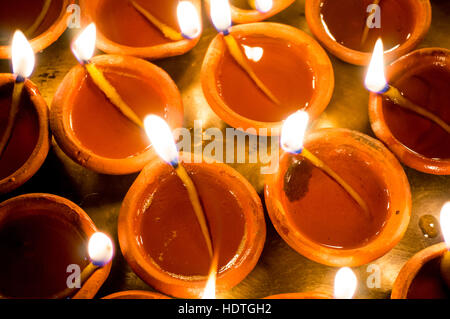 Scatti di terracotta lampade riempite con olio e con uno stoppino di cotone. Questi diyas sono accese durante il Diwali e altre celebrazioni Foto Stock