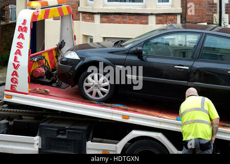 I rottami auto su transporter rimozione per la demolizione England Regno Unito Foto Stock