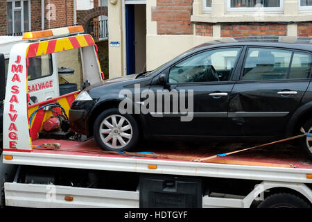 I rottami auto su transporter rimozione per la demolizione England Regno Unito Foto Stock