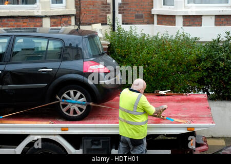 I rottami auto su transporter rimozione per la demolizione England Regno Unito Foto Stock