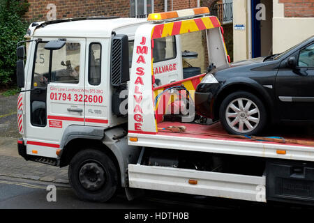 I rottami auto su transporter rimozione per la demolizione England Regno Unito Foto Stock