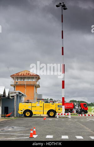 Pekoa international airport, Espiritu Santo isola, Vanuatu-October 15, 2014: l'aeroporto vigili del fuoco-servizi di salvataggio rimangono pronti ad affrontare eventuali imprevisti Foto Stock