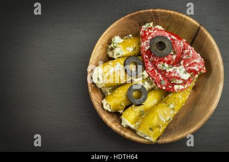 Peperoncini secchi e peperoni piccanti ripieni di formaggio. Delicatezza adatta per carni alla griglia. Peperoncini e formaggio. Pubblicità Foto Stock