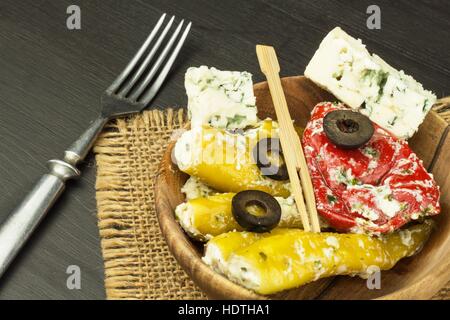 Peperoncini secchi e peperoni piccanti ripieni di formaggio. Delicatezza adatta per carni alla griglia. Peperoncini e formaggio. Pubblicità Foto Stock