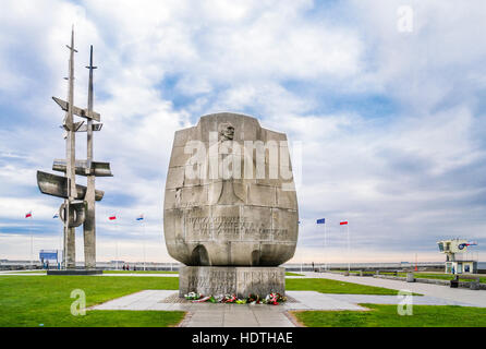 Polonia, Pomerania, Gdynia, South Pier, a forma di Ancora Joseph Conrad monumento con una citazione dal suo romanzo "Lord Jim': Foto Stock