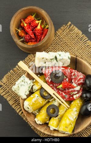 Peperoncini secchi e peperoni piccanti ripieni di formaggio. Delicatezza adatta per carni alla griglia. Peperoncini e formaggio. Pubblicità Foto Stock