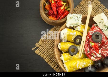 Peperoncini secchi e peperoni piccanti ripieni di formaggio. Delicatezza adatta per carni alla griglia. Peperoncini e formaggio. Pubblicità Foto Stock