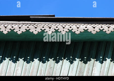 Decor artistico rivestimento e classica vecchia casa in legno. pattern triangolari texture di legno color turchese. Foto Stock