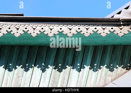 Decor artistico rivestimento e classica vecchia casa in legno. pattern triangolari texture di legno color turchese. Foto Stock